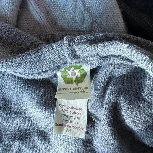 Soft gray zip-up hoodie with subtle graphic detail ⋆ Off-shoulder / slouchy - Picture 6 of 6